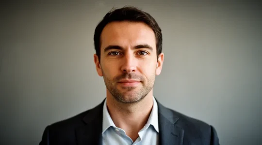 Vue en contre-plongée d'un bureau moderne avec des brochures certifiées FSC et un tampon de certification posé sur une table en bois naturel