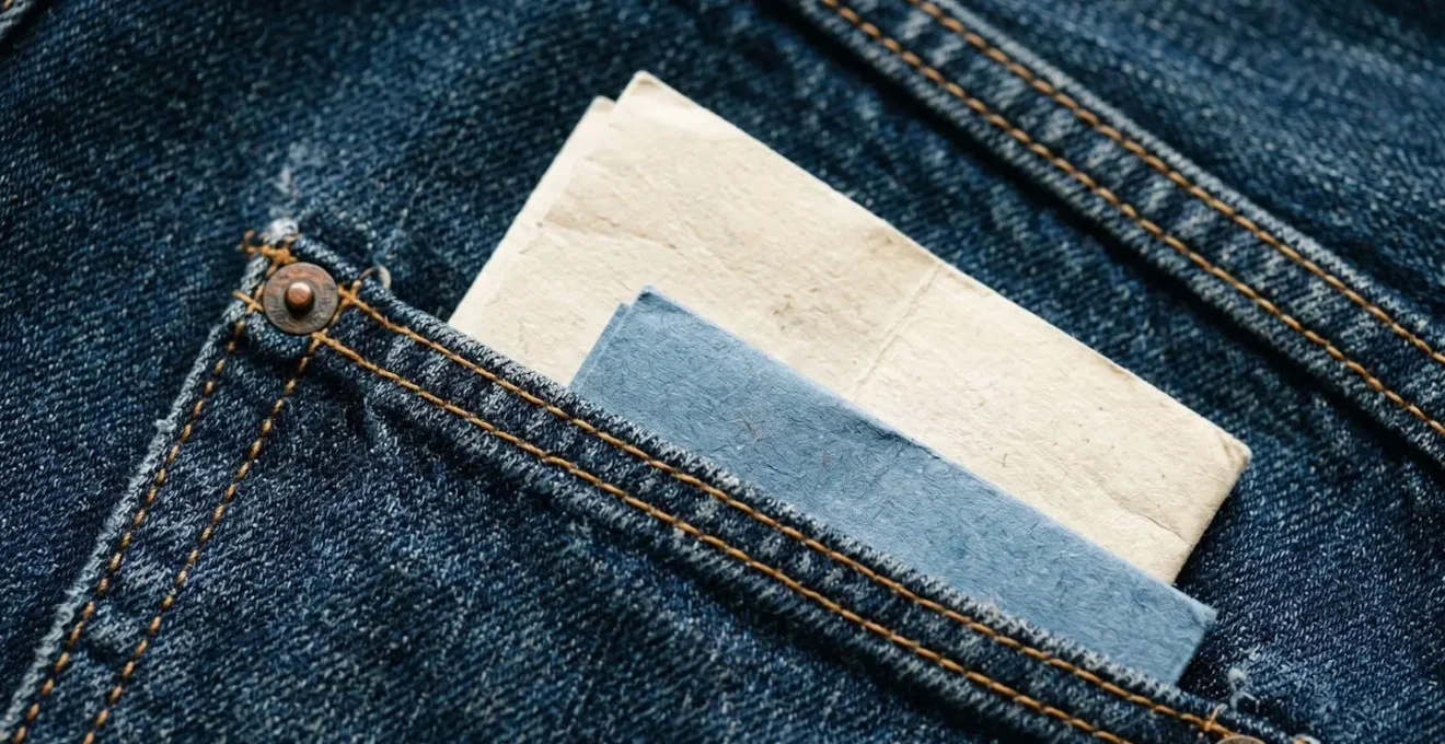 Comparaison visuelle des formats de flyers A5 et A6 avec une poche de jean