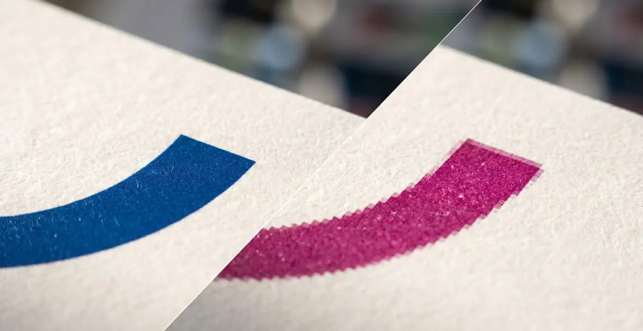 Comparaison visuelle entre format vectoriel et bitmap montrant la différence de qualité à l'agrandissement