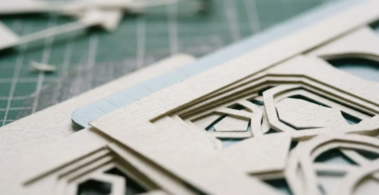 Vue macro d'une feuille de papier avec des guides de découpe optimisés montrant l'imbrication parfaite