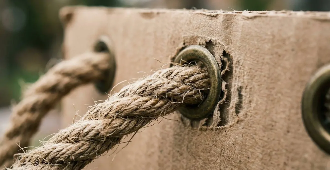 Détail d'un système de fixation en jute sur panneau carton alvéolaire